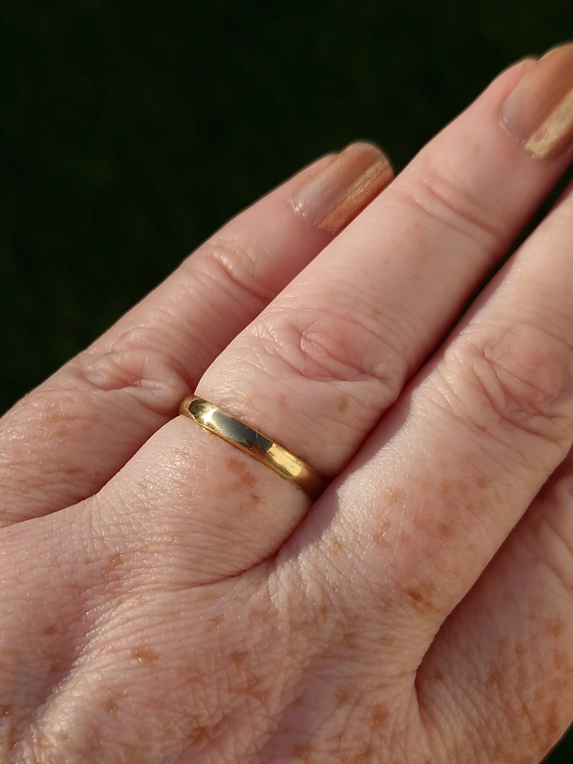 18ct gold store band ring