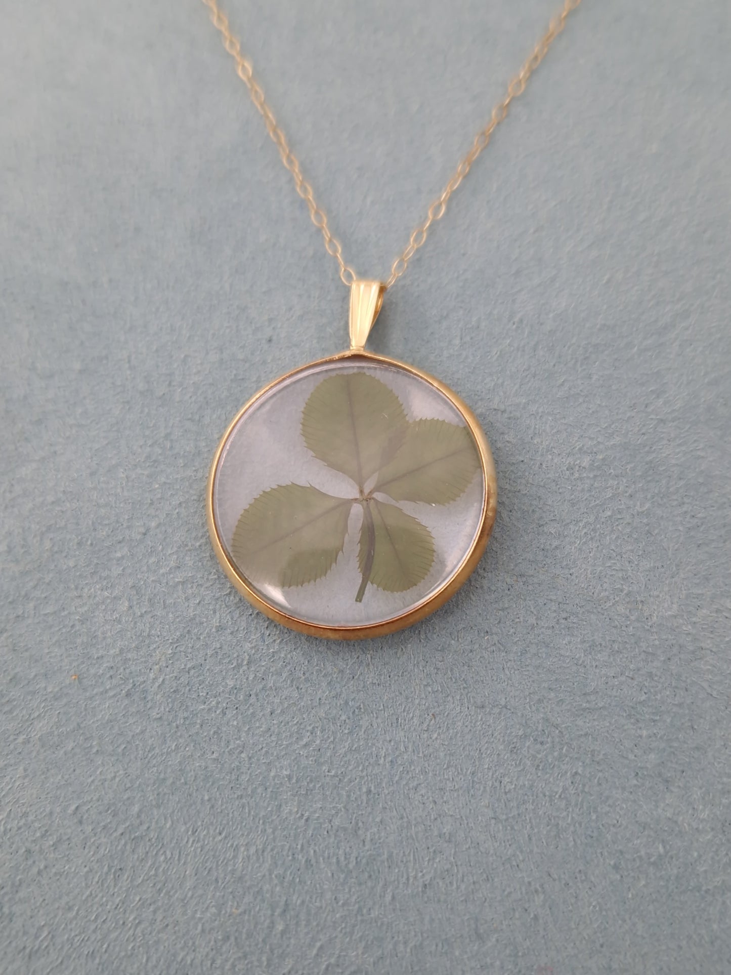 Pre-loved Clover Pendant & 9ct Gold Chain