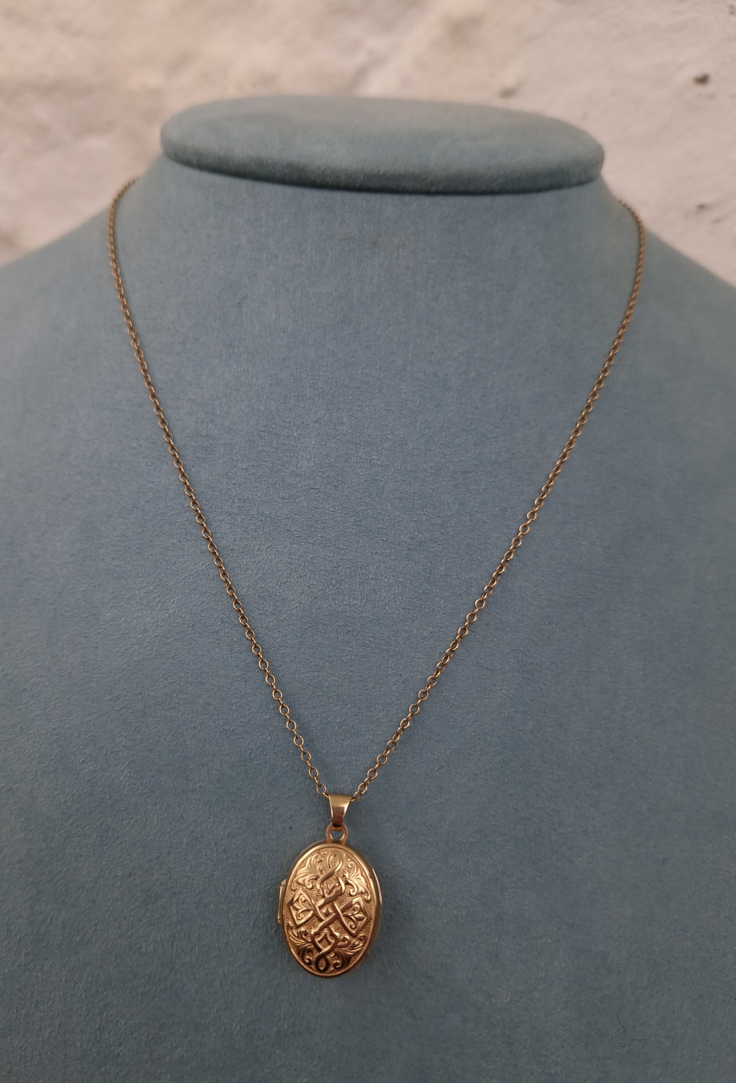 Pre-loved Locket & Chain 9ct Gold