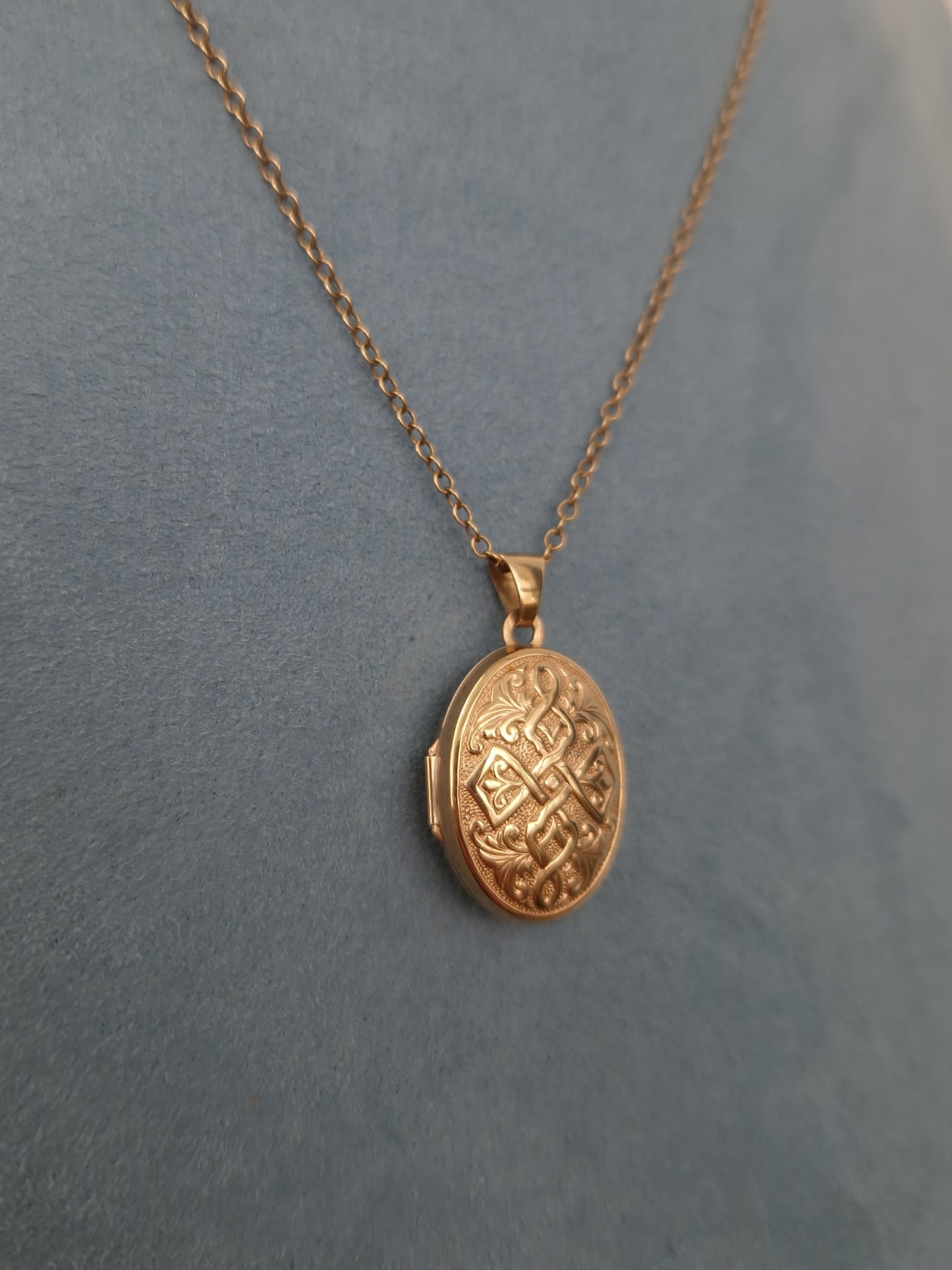 Pre-loved Locket & Chain 9ct Gold