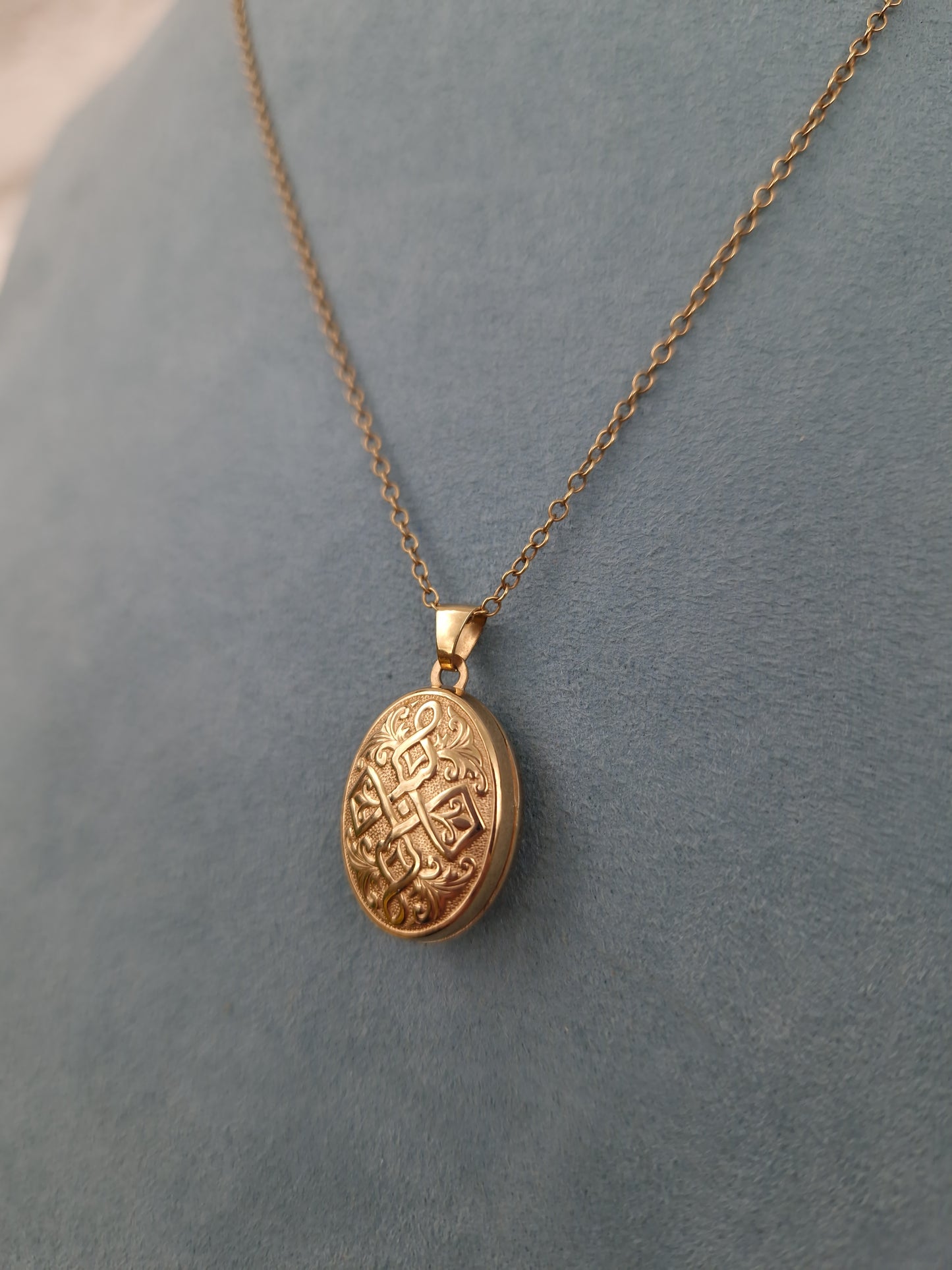 Pre-loved Locket & Chain 9ct Gold