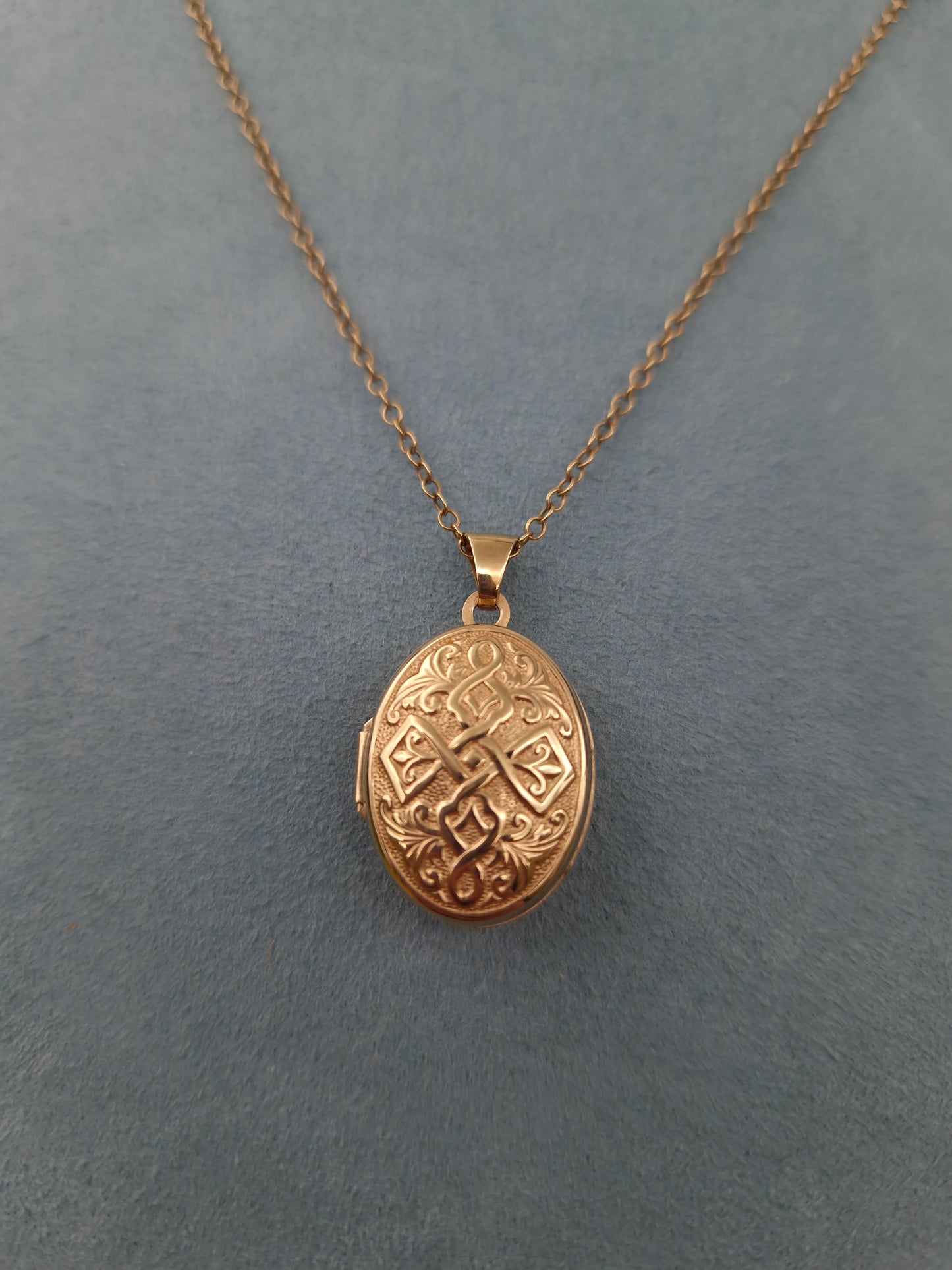 Pre-loved Locket & Chain 9ct Gold